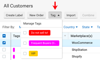 El menú de acción del cliente V3 con una flecha roja apuntando al menú desplegable Etiqueta, y el menú desplegable Etiqueta abierto.