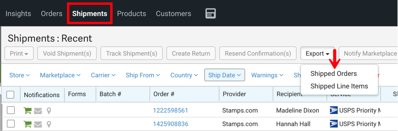 Pestaña Envíos resaltada con la flecha que apunta a las opciones del menú desplegable de exportación: Pedidos enviados y Artículos de línea enviados.