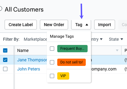 V3-Kundenaktionsmenü mit einem roten Pfeil, der auf das Dropdown-Menü „Tag“ zeigt, wobei das Dropdown-Menü „Tag“ geöffnet ist.