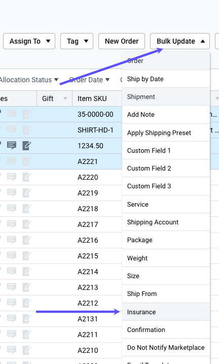 Pfeile, die auf das Dropdown-Menü „Massenaktualisierung“ und die Option „Versicherung“ zeigen.