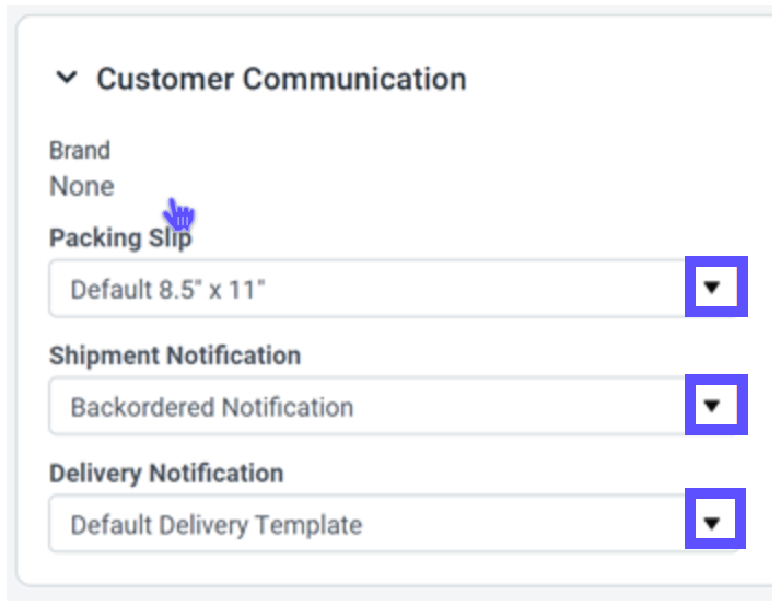 La sección de comunicación con el cliente en la barra lateral muestra las flechas desplegables marcadas para Talón de empaque, Notificación de envío y Notificación de entrega.