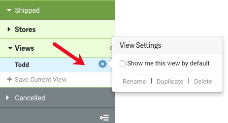 La flecha apunta al ícono Configuración de vista (engranaje azul) por el nombre de la vista guardada. La ventana emergente Ver configuración te permite establecer una vista como predeterminada, renombrarla, duplicarla o eliminarla.