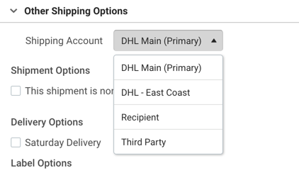 Sección Otras opciones de envío con el menú desplegable Cuenta de envío que muestra dos cuentas de DHL.