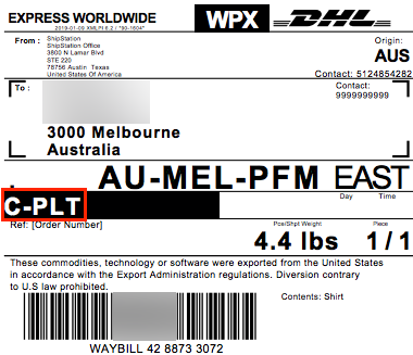 Etiqueta de DHL Express que destaca C-PLT para envío de formularios comerciales de aduana electrónicos